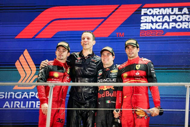 16 Charles Leclerc (MCO, Scuderia Ferrari), Hugh Bird (Oracle Red Bull Racing), 11 Sergio Perez (MEX, Oracle Red Bull Racing), 55 Carlos Sainz (ESP, Scuderia Ferrari), F1 Grand Prix of Singapore at Marina Bay Street Circuit on October 2, 2022 in Singapore, Singapore. (Photo by HOCH ZWEI) Singapore Singapore