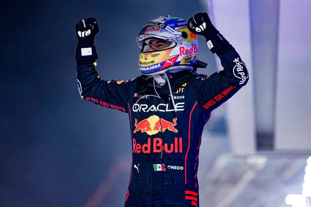 Sport Bilder des Tages 11 Sergio Perez (MEX, Oracle Red Bull Racing), F1 Grand Prix of Singapore at Marina Bay Street Circuit on October 2, 2022 in Singapore, Singapore. (Photo by HOCH ZWEI) Singapore Singapore