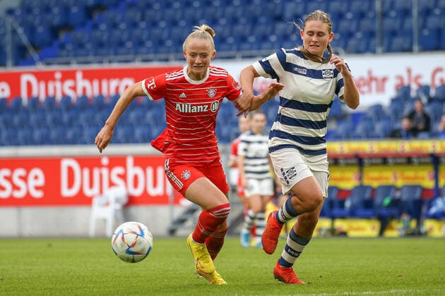Duisburg, Deutschland, 02.10.2022: Lea Schüller (FC Bayern München) und Emilie Henriksen (MSV Duisburg) im Zweikampf , beim Spiel der Flyeralarm Frauen-Bundesliga zwischen MSV Duisburg und FC Bayern München in der Schauinsland-Reisen-Arena am 02. Oktober 2022 in Duisburg. ( Duisburg Schauinsland-Reisen-Arena Nordrhein-Westfalen Deutschland *** Duisburg, Germany, 02 10 2022 Lea Schüller FC Bayern Munich and Emilie Henriksen MSV Duisburg in a duel , during the Flyeralarm Frauen Bundesliga match between MSV Duisburg and FC Bayern Munich at Schauinsland Reisen Arena on 02 October 2022 in Duisburg Duisburg Schauinsland Reisen Arena North Rhine Westphalia Germany Copyright: xOliverxKaelkex