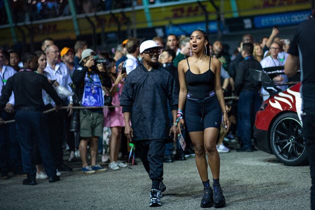 Black Eyed Peas Band Mitglieder Apl de Ap (Lindo Pineda) und J Rey Soul (Jessica Seria Reynoso) in der Startaufstellung als VIP Gaeste, SIN, Formel 1 Grand Prix von Singapur, Marina Bay Circuit, Rennen, 02.10.2022 SIN, Formel 1 Grand Prix von Singapur, Marina Bay Circuit, Rennen, 02.10.2022 Singapur Copyright: xEibner Memmlerx EP_MMR