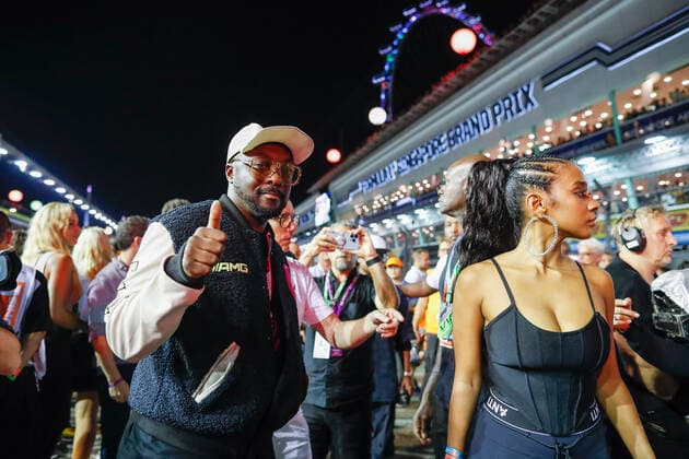 will i am and J. Rey Soul from The Black Eyed Peas, portrait starting grid, grille de depart, during the Formula 1 Singapore Airlines Singapore Grand Prix 2022, 17th round of the 2022 FIA Formula One World Championship, WM, Weltmeisterschaft from September 30 to October 02, 2022 on the Marina Bay Street Circuit, in Singapore - F1 - SINGAPORE GRAND PRIX 2022 - RACE DPPI Panoramic  00122040__V2_3276