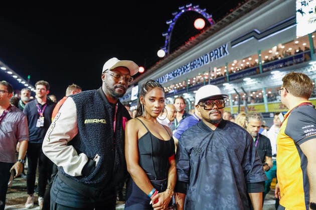 will i am and J. Rey Soul from The Black Eyed Peas, portrait starting grid, grille de depart, during the Formula 1 Singapore Airlines Singapore Grand Prix 2022, 17th round of the 2022 FIA Formula One World Championship, WM, Weltmeisterschaft from September 30 to October 02, 2022 on the Marina Bay Street Circuit, in Singapore - F1 - SINGAPORE GRAND PRIX 2022 - RACE DPPI Panoramic  00122040__V2_3291