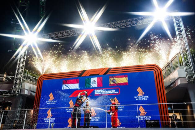 Podium: PEREZ Sergio (mex), Red Bull Racing RB18, LECLERC Charles (mco), Scuderia Ferrari F1-75, SAINZ Carlos (spa), Scuderia Ferrari F1-75, portrait during the Formula 1 Singapore Airlines Singapore Grand Prix 2022, 17th round of the 2022 FIA Formula One World Championship, WM, Weltmeisterschaft from September 30 to October 02, 2022 on the Marina Bay Street Circuit, in Singapore - FORMULE 1 : Grand Prix de nuit de Singapour - 02 10 2022 DPPI Panoramic 20221002_G00D7182