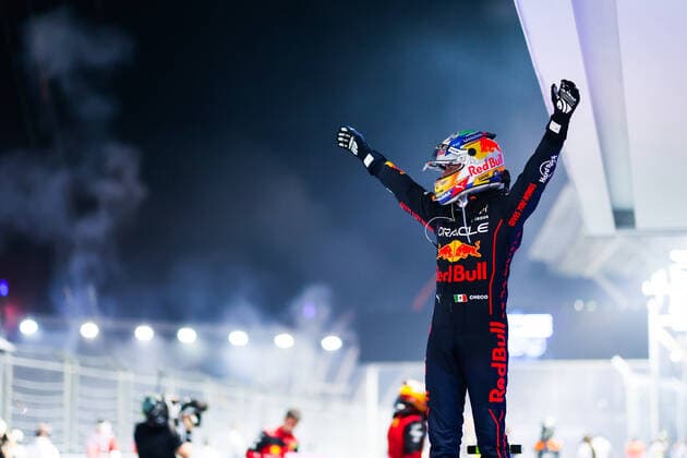 PEREZ Sergio (mex), Red Bull Racing RB18, portrait celebrating his win during the Formula 1 Singapore Airlines Singapore Grand Prix 2022, 17th round of the 2022 FIA Formula One World Championship, WM, Weltmeisterschaft from September 30 to October 02, 2022 on the Marina Bay Street Circuit, in Singapore - FORMULE 1 : Grand Prix de nuit de Singapour - 02 10 2022 DPPI Panoramic  00122040_AV6_6115