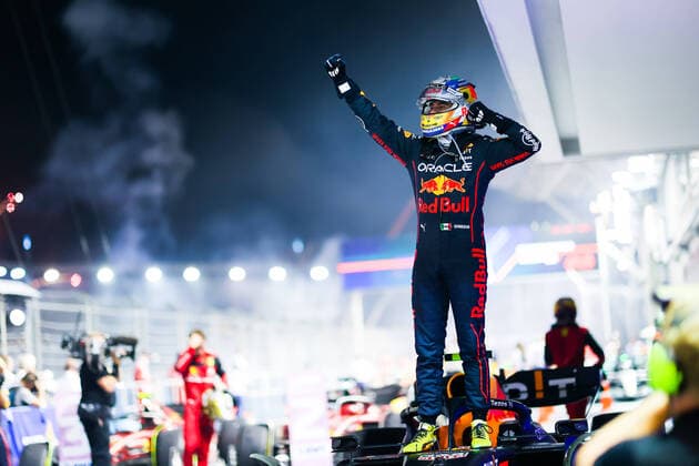 Bilder des Jahres, Sport 10 Oktober Sport Themen der Woche KW39 PEREZ Sergio (mex), Red Bull Racing RB18, portrait celebration win during the Formula 1 Singapore Airlines Singapore Grand Prix 2022, 17th round of the 2022 FIA Formula One World Championship, WM, Weltmeisterschaft from September 30 to October 02, 2022 on the Marina Bay Street Circuit, in Singapore - FORMULE 1 : Grand Prix de nuit de Singapour - 02 10 2022 DPPI Panoramic  00122040_AV6_6129-2