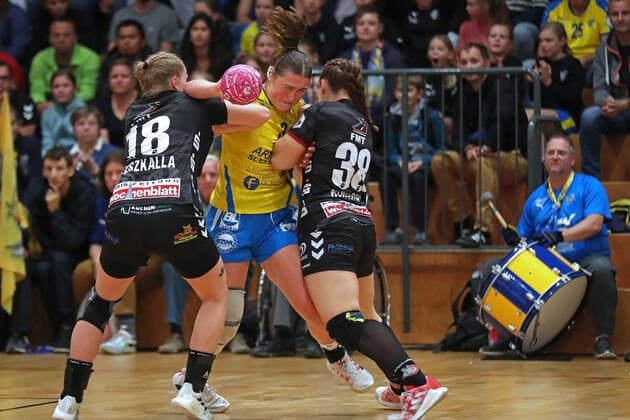 Sport Themen der Woche KW39 Sport Bilder des Tages Handball, 2. HBF, HC Leipzig vs. HL Buchholz 08-Rosengarten, 02.10.22 Handball, 2. Bundesliga Frauen, HBF, Saison 2022 2023, 4. Spieltag: HC Leipzig vs. HL Buchholz 08-Rosengarten am 02.10.22 in der Sporthalle Bruederstrasse Leipzig. Im Bild: Lara SEIDEL (3, HC Leipzig) in der Zange zwischen Antonia PIESZKALLA (18, Buchholz-Rosengarten) und Luisa HINRICHS (38, Buchholz-Rosengarten). *** Handball, 2 HBF, HC Leipzig vs HL Buchholz 08 Rosengarten, 02 10 22 Handball, 2 Bundesliga Frauen, HBF, Saison 2022 2023, 4 Spieltag HC Leipzig vs HL Buchholz 08 Rosengarten am 02 10 22 in der Sporthalle Bruederstrasse Leipzig Im Bild Lara SEIDEL 3, HC Leipzig in the pincer between Antonia PIESZKALLA 18, Buchholz Rosengarten and Luisa HINRICHS 38, Buchholz Rosengarten Copyright: xBEAUTIFULxSPORTS JanxKaeferx