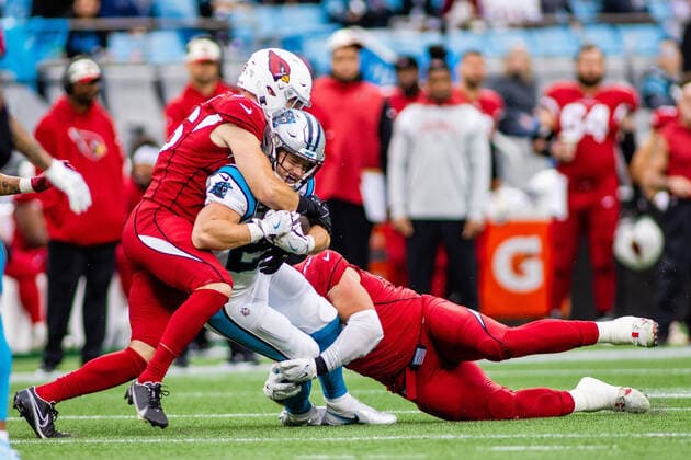 Sport Themen der Woche KW39 Sport Bilder des Tages October 2, 2022: Arizona Cardinals linebacker Ben Niemann (56) tackles Carolina Panthers running back Christian McCaffrey (22) during the second quarter of the NFL, American Football Herren, USA matchup at Bank of America Stadium in Charlotte, NC. ( Cal Media) Charlotte United States - ZUMAc04_ 20221002_zaf_c04_226 Copyright: xScottxKinserx