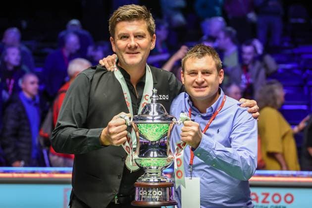 Bilder des Jahres, Sport 10 Oktober Sport Themen der Woche KW39 Sport Bilder des Tages 02 10 2022. British Open Snooker Ryan Day is presented with the Clive Everton Trophy after winning Cazoo British Open 2022 Final, Mark Allen vs Ryan Day at Marshall Arena, Milton Keynes, United Kingdom on 2 October 2022. Milton Keynes Marshall Arena United Kingdom Editorial use only , Copyright: xColinxPoultneyx PSI-16049-0106