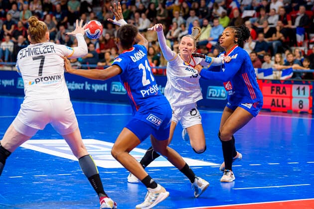 Handball, Frauen: Länderspiel Frankreich - Deutschland v.li. Meike Schmelzer (Deutschland), Orlane Kanor (Frankreich), Silje Brons Petersen (Deutschland Kopenhagen), Pauletta Foppa (Frankreich) Nancy Palais des Sports Jean Weille Frankreich