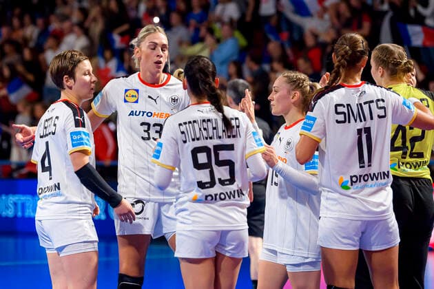 Handball, Frauen: Länderspiel Frankreich - Deutschland v.li. Alina Grijseels (Deutschland Dortmund), Luisa Schulze (Deutschland Neckarsulm), Johanna Stockschläder Stockschlaeder (Deutschland Thueringer HC), Maike Schirmer (Deutschland), Xenia Smits (Deutschland Bietigheim) unzufrieden enttäuscht enttaeuscht niedergeschlagen frustriert, Nancy Palais des Sports Jean Weille Frankreich