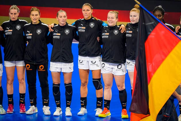 Handball, Frauen: Länderspiel Frankreich - Deutschland v.li. Mia Zschocke (Deutschland Storhamar), Torhueterin Isabell Roch (Deutschland), Silje Brons Petersen (Deutschland Kopenhagen), Xenia Smits (Deutschland Bietigheim), Lisa Antl (Deutschland Dortmund), Meike Schmelzer (Deutschland) Nancy Palais des Sports Jean Weille Frankreich