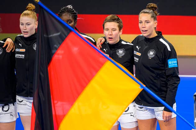 Handball, Frauen: Länderspiel Frankreich - Deutschland Alina Grijseels (Deutschland Dortmund), Emily Boelk Bölk (Deutschland Ferencvaros Budapest) bei der Nationalhymne mit der Fahne Nancy Palais des Sports Jean Weille Frankreich