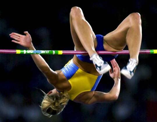 SCANPIX SWEDEN, 2000-10-01. Olympiska spelen i Sydney. Friidrott. Höjdhopp damer final. Bilden: Kajsa Bergqvist SWE, bronsmedaljör. Här försvinner guldet. Kajsas rivning med skinkan pa 2.03. Mitt i hoppet. Ena skinkan ligger mot ribban. SYDNEY AUSTRALIEN x50010x *** SCANPIX SWEDEN, 2000 10 01 Olympic Games in Sydney Athletics High jump womens final Picture Kajsa Bergqvist SWE, bronze medalist This is where the gold disappears Kajsas hamstring tear on 2 03 In the middle of the jump One hamstring lies against the bar SYDNEY AUSTRALIA x50010x  Copyright: xJanerikxHenriksson TTx OS SYDNEY 2000 FRIIDROTT