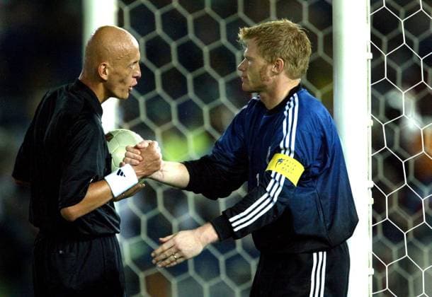 YOKOHAMA 20020630 FOTBOLLS VM final.Tyskland- Brasilien 0-2. Domaren Pierluigi Collina tröstar tyske malvakten Oliver Kahn efter förlusten. (DIGITALKAMERA) YOKOHAMA JAPAN FOTBOLL x10131x