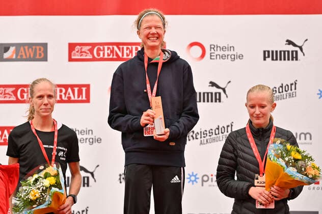 Sport Themen der Woche KW39 Sport Bilder des Tages Anna-Lina Dahlbeck (Platz 2), Sabine Burgdorf (Platz 1) und Nina Voelckel (Platz 3) bei der Siegereherung der Frauen Teilnehmer beim 24. Generali Köln Marathon 2022. Köln, 02.10.2022 *** Anna Lina Dahlbeck 2nd place , Sabine Burgdorf 1st place and Nina Voelckel 3rd place at the victory ceremony of the women participants at the 24 Generali Köln Marathon 2022 Cologne, 02 10 2022 Foto:xD.xAnoraganingrumx xFuturexImage
