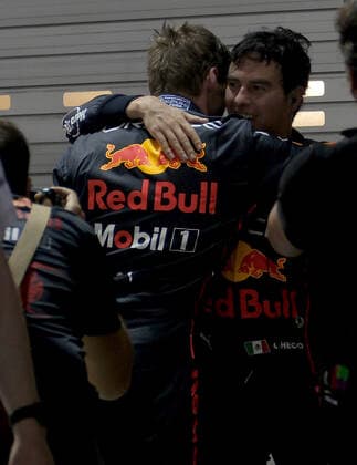 FORMULA 1 SINGAPORE AIRLINES SINGAPORE GRAND PRIX 2022 02.10.2022, Marina Bay Street Circuit, Singapore, FORMULA 1 SINGAPORE AIRLINES SINGAPORE GRAND PRIX 2022 ,im Bild Max Verstappen (NEL), Oracle Red Bull Racing gratuliert Sergio Perez (MEX), Oracle Red Bull Racing zum Sieg..