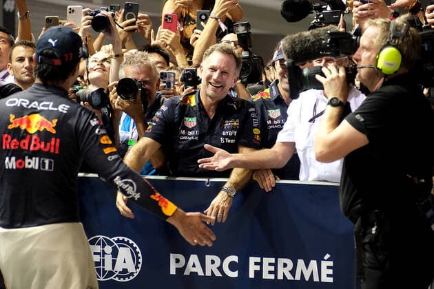FORMULA 1 SINGAPORE AIRLINES SINGAPORE GRAND PRIX 2022 02.10.2022, Marina Bay Street Circuit, Singapore, FORMULA 1 SINGAPORE AIRLINES SINGAPORE GRAND PRIX 2022 ,im Bild Sieger Sergio Perez (MEX), Oracle Red Bull Racing feiert mit Teamchef Christian Horner (Red Bull Racing Honda) und Motorsportchef Dr. Helmut Marko (Red Bull Racing Honda). .
