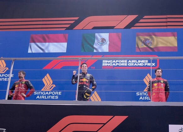 FORMULA 1 SINGAPORE AIRLINES SINGAPORE GRAND PRIX 2022 02.10.2022, Marina Bay Street Circuit, Singapore, FORMULA 1 SINGAPORE AIRLINES SINGAPORE GRAND PRIX 2022 ,im Bild Sieger Sergio Perez (MEX), Oracle Red Bull Racing, 2.Platz für Charles Leclerc (MCO), Scuderia Ferrari, 3.Platz für Carlos Sainz Jr. (ESP), Scuderia Ferrari.