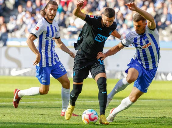 Sport Themen der Woche KW39 Sport Bilder des Tages Berlin-Olympiastadion, 02.10 2022, 8.Spoieltag, Spielserie 2022 23 Hertha BSC vs TSG Hoffenheim 1:1 Der Hoffenheimer Munas Dabbur versucht sich gegen die Hertha-Spieler Ivan Sunjic (links) und Marc Oliver Kempf durchzusetzen DFL REGULATIONS ROHIBIT ANY USE OF PHOTOGRAPG AS IMAGO SEQUNCES AND OR QUSAi-VIDE Fußball - 1. Bundesliga *** Berlin Olympiastadion, 02 10 2022, 8 Spoieltag, Spielserie 2022 23 Hertha BSC vs TSG Hoffenheim 1 1 Hoffenheims Munas Dabbur tries to get through against Hertha players Ivan Sunjic, left, and Marc Oliver Kempf DFL REGULATIONS ROHIBIT ANY USE OF PHOTOGRAPG AS IMAGO SEQUNCES AND OR QUSAi VIDE Football 1 Bundesliga