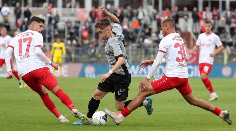 Sport Themen der Woche KW40 Sport Bilder des Tages v.li.: Ivan Franjic (FC Würzburger Kickers), Maximilian Reiter (SV Wacker Burghausen), Benyas Solomon Junge-Abiol (FC Würzburger Kickers), 03.10.2022, Würzburg (Deutschland), Fussball, Regionalliga Bayern, FC Würzburger Kickers - SV Wacker Burghausen, DFB DFL REGULATIONS PROHIBIT ANY USE OF PHOTOGRAPHS AS IMAGE SEQUENCES AND OR QUASI-VIDEO. *** v li Ivan Franjic FC Würzburger Kickers , Maximilian Reiter SV Wacker Burghausen , Benyas Solomon Junge Abiol FC Würzburger Kickers , 03 10 2022, Würzburg Germany , Football, Regionalliga Bayern, FC Würzburger Kickers SV Wacker Burghausen, DFB DFL REGULATIONS PROHIBIT ANY USE OF PHOTOGRAPHS AS IMAGE SEQUENCES AND OR QUASI VIDEO xfsx