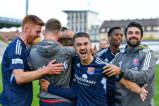 Sport Themen der Woche KW40 Sport Bilder des Tages Unterhachinger Spieler mit Torjubel, Jubel, Torjubel, Torerfolg, celebrate the goal, goal, celebration, Jubel ueber das Tor zum 0:2 durch Simon Skarlatidis (Unterhaching, 30) (verdeckt), optimistisch, Action, Aktion, 03.10.2022, München (Deutschland), Fussball, Regionalliga Bayern, Türkgücü München - SpVgg Unterhaching *** Unterhaching players celebrating the goal, celebration, goal, celebration, celebration about the goal to 0 2 by Simon Skarlatidis Unterhaching, 30 covered , optimistic, action, action, 03 10 2022, Munich Germany , Football, Regionalliga Bayern, Türkgücü München SpVgg Unterhaching xslx