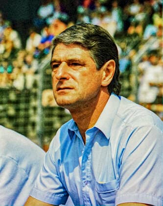 Aus Freundschaftsspiel (eines der Ersten nach Öffnung der Zonengrenze) Hannover 96 - Grün-Weiß Leipzig 5:2 am 21.07.1990. Im Foto: GW Trainer Hans.Bert Matoul
