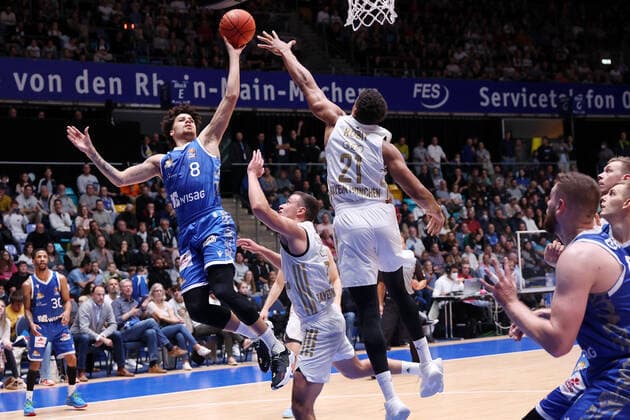 Sport Themen der Woche KW40 Sport Bilder des Tages Fraport Skyliners - FC Bayern München Basketball, easyCredit-BBL Joshua Obiesie (Fraport Skyliners, 8) gegen Augustine Rubit (FC Bayern Basketball, 21). Basketball-Spiel der easyCredit BBL zwischen den Fraport Skyliners und FC Bayern München Basketball am 3. Oktober 2022 in der Ballsporthalle in Frankfurt am Main., Frankfurt am Main Hessen Deutschland Ballsporthalle *** Fraport Skyliners FC Bayern Munich Basketball, easyCredit BBL Joshua Obiesie Fraport Skyliners, 8 vs Augustine Rubit FC Bayern Basketball, 21 Basketball easyCredit BBL match between Fraport Skyliners and FC Bayern Munich Basketball on 3 October 2022 at Ballsporthalle in Frankfurt am Main , Frankfurt am Main Hesse Germany Ballsporthalle