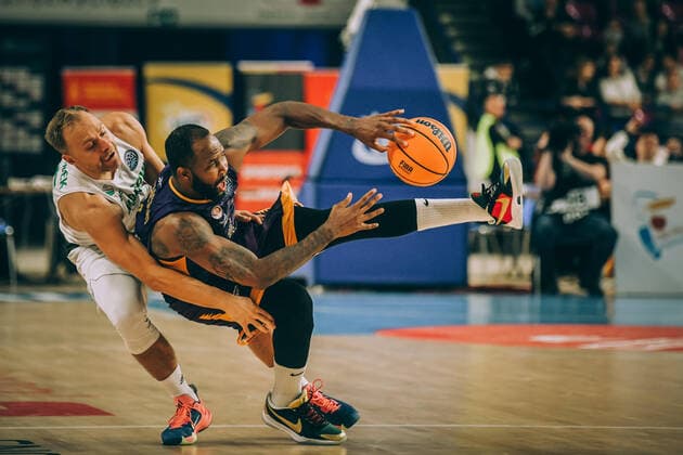 Sport Themen der Woche KW40 Sport Bilder des Tages WARSZAWA 03.10.2022 MECZ 1. KOLEJKA KOSZYKARSKA LIGA MISTRZOW SEZON 2023 LEGIA WARSZAWA - HAPOEL HOLON --- MEN™S BASKETBALL CHAMPIONS LEAGUE SEASON 2023 MATCH IN WARSAW LUKASZ KOSZAREK CHRIS JOHNSON FOT. JACEK PRONDZYNSKI FOTOPYK NEWSPIX.PL --- Newspix.pl  221003JAC026