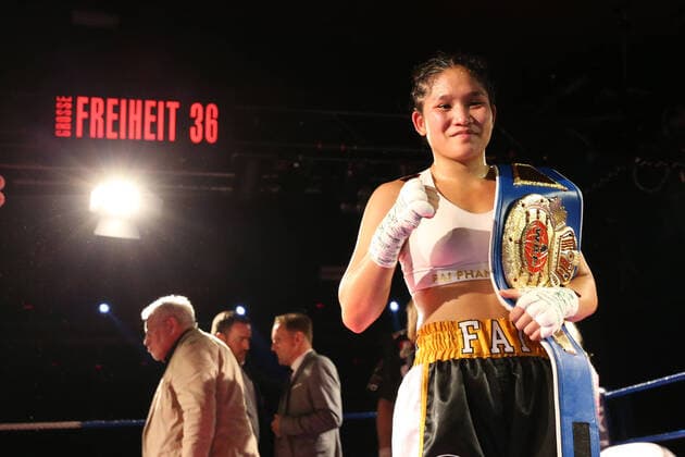 Bilder des Jahres, Sport 10 Oktober Sport Themen der Woche KW40 Sport Bilder des Tages Boxen: Boxen im Norden, Hamburg, 03.10.2022 WBF-Weltmeisterschaft, Superbantamgewichtt: Fai Phannarai (GER) - Ana Arrazola (MEX) Hamburg Germany *** Boxing Boxing in the North, Hamburg, 03 10 2022 WBF World Championship, Superbantamweightt Fai Phannarai GER Ana Arrazola MEX Hamburg Germany