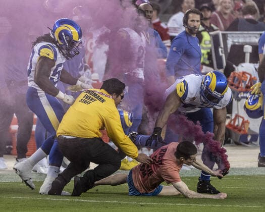 Sport Themen der Woche KW40 Los Angeles Rams linebacker Bobby Wagner (R) takes out a man with a smoke bomb who ran on the field in the second quarter of Monday Night Football featuring the San Francisco 49ers against the Los Angeles Rams at Levi s Stadium in Santa Clara, California on Monday, October 3, 2022. The 49ers defeated the Rams 24-9.  SXP2022100321 TERRYxSCHMITT