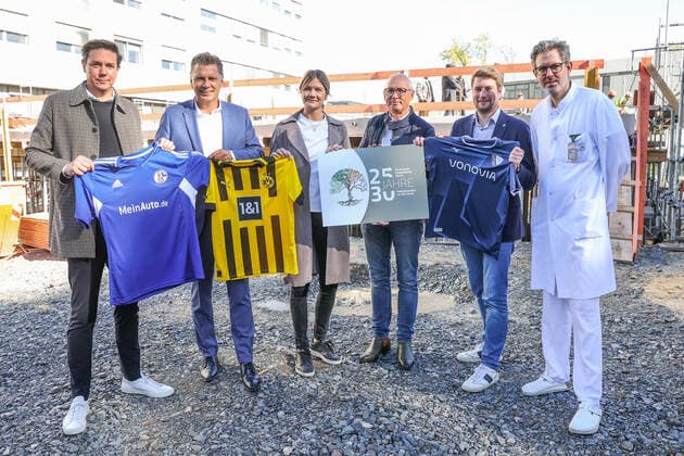 Sport Themen der Woche KW40 Sport Bilder des Tages 04.10.2022, Fussball, Saison 2022 2023, 1. Bundesliga, Die Bundesligisten des FC Schalke 04, VfL Bochum und Borussia Dortmund unterstützen den Neubau- und Erweiterung des Paliativzentrums des evangelischen Krankenhauses in Herne, v. l. Leiter CSR Sebastian Buntkirchen (FC Schalke 04), Ex-Schiedsrichter Thorsten Kinhöfer, Leiterin CSR Marieke Köhler (Borussia Dortmund), Pfarrer Frank Obenlüneschloss, Leiter CSR Matthias Mühlen (VfL Bochum), Chefarzt Dr. Jens Verbeek Foto: Tim Rehbein RHR-FOTO Herne NRW Deutschland xRHR-FOTO TRx *** 04 10 2022, Football, Season 2022 2023, 1 Bundesliga, The Bundesliga teams of FC Schalke 04, VfL Bochum and Borussia Dortmund support the new building and expansion of the Paliativzentrum of the Protestant hospital in Herne, f l Head CSR Sebastian Buntkirchen FC Schalke 04 , Ex-referee Thorsten Kinhöfer, Head CSR Marieke Köhler Borussia Dortmund , Pastor Frank Obenlüneschloss, Head CSR Matthias Mühlen VfL Bochum , Chief Physician Dr Jens Verbeek Photo Tim Rehbein RHR FOTO Herne NRW Germany xRHR FOTO TRx