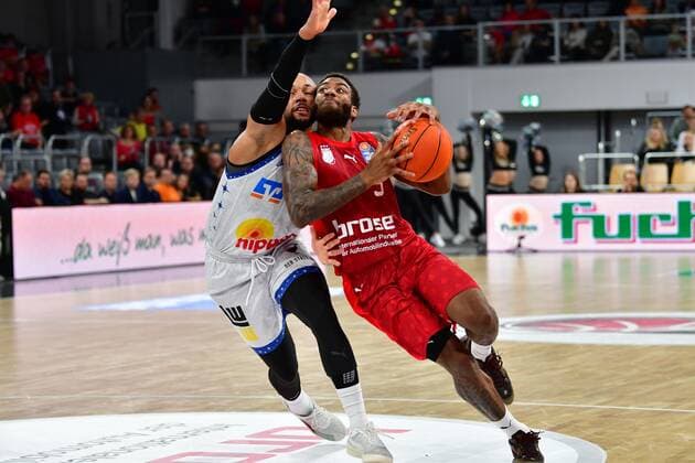 Sport Themen der Woche KW40 Sport Bilder des Tages BAMBERG 04.10.2022 --- Basketball ---- easycredit 1. Basketball Bundesliga ---- 1. Spieltag: Brose Bamberg vs Hakro Merlins Crailsheim --- Justin Wright-Foreman (3, Brose Bamberg) zieht zum Korb gegen Maurice Stuckey (3, Hakro Merlins Crailsheim) --- Foto: Hans-Martin Issler isslerimages ---- Brose Bamberg vs Hakro Merlins Crailsheim *** BAMBERG 04 10 2022 basketball easycredit 1 basketball Bundesliga 1 matchday Brose Bamberg vs Hakro Merlins Crailsheim Justin Wright Foreman 3, Brose Bamberg moves to the basket against Maurice Stuckey 3, Hakro Merlins Crailsheim photo Hans Martin Issler isslerimages Brose Bamberg vs Hakro Merlins Crailsheim