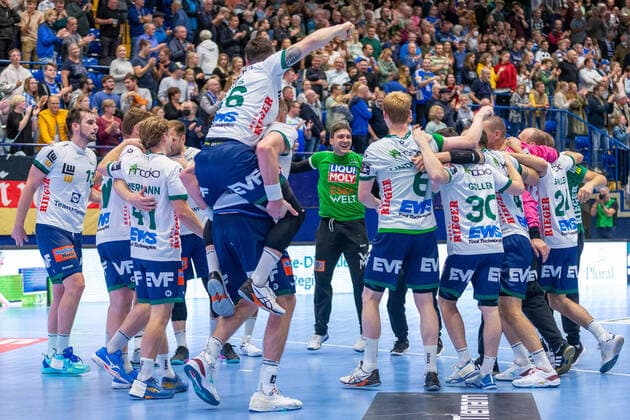 Bilder des Jahres, Sport 10 Oktober Sport Themen der Woche KW40 Sport Bilder des Tages Jubel bei Frisch Auf Goeppingen GER, TBV Lemgo Lippe vs. Frisch Auf Goeppingen, Handball, EHF European League, Qualification Round 2, Season 2022 2023, 04.10.2022 GER, TBV Lemgo Lippe vs. Frisch Auf Goeppingen, Handball, EHF European League, Qualification Round 2, Season 2022 2023, 04.10.2022 Lemgo *** Cheers for Frisch Auf Goeppingen GER, TBV Lemgo Lippe vs Frisch Auf Goeppingen, Handball, EHF European League, Qualification Round 2, Season 2022 2023, 04 10 2022 GER, TBV Lemgo Lippe vs Frisch Auf Goeppingen, Handball, EHF European League, Qualification Round 2, Season 2022 2023, 04 10 2022 Lemgo Copyright: xEibner-Pressefotox xJanxStrohdiex EP_JSK