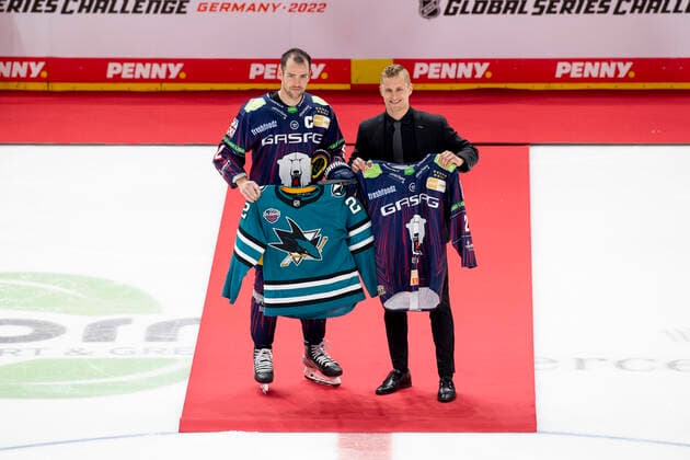 Sport Themen der Woche KW40 Sport Bilder des Tages xWDx - NHL, Eishockey Herren, USA Global Series Challenge - Eisbaeren Berlin vs San Jose Sharks am 04.10.2022 in der Mercedes-Benz Arena in Berlin Trikottausch von Berlins Marcel Noebels (Nr.92) und San JoseÂ s Nico Sturm (Nr.7) *** xWDx NHL Global Series Challenge Eisbaeren Berlin vs San Jose Sharks on 04 10 2022 at the Mercedes Benz Arena in Berlin jersey swap of Berlins Marcel Noebels Nr 92 and San JoseÂ s Nico Sturm Nr 7 WD