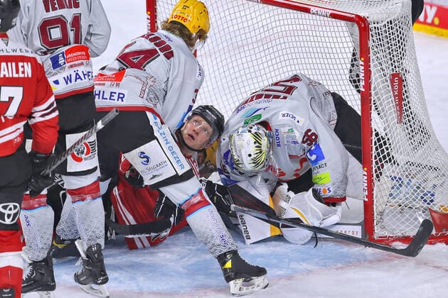 Sport Themen der Woche KW40 Sport Bilder des Tages 04.10.2022, Lanxess-Arena Köln, Eishockey, Penny DEL Saison 2022 2023, Kölner Haie - Fischtown Pinguins Bremerhaven: Alexander Oblinger von Kölner Haie liegt mit Maximilian Franzreb, Torhüter von Fischtown Pinguins Bremerhaven im gegnerischen Tor NRW Deutschland *** 04 10 2022, Lanxess Arena Cologne, ice hockey, penny DEL season 2022 2023, Kölner Haie Fischtown Pinguins Bremerhaven Alexander Oblinger of Kölner Haie lies with Maximilian Franzreb, goalkeeper of Fischtown Pinguins Bremerhaven in the opponents goal NRW Germany