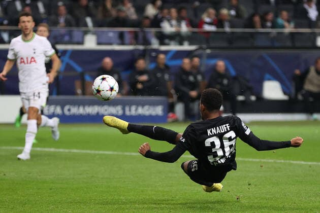 Sport Bilder des Tages 04.10.2022 xjfx Fussball Champions League Group D Eintracht Frankfurt - Tottenham Hotspur emspor, v.l., Torschuss Ansgar Knauff (Eintracht Frankfurt) (DFL DFB REGULATIONS PROHIBIT ANY USE OF PHOTOGRAPHS as IMAGE SEQUENCES and or QUASI-VIDEO) Copyright: JoaquimxFerreira