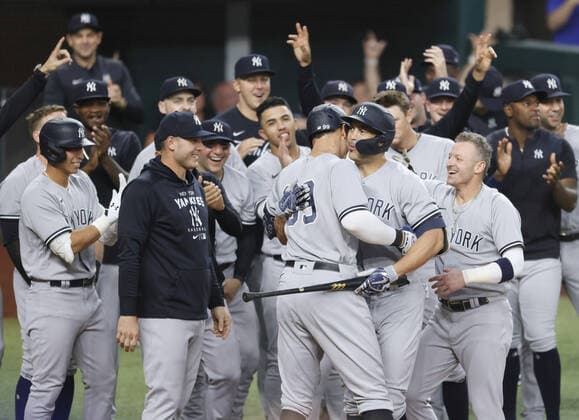 Sport Themen der Woche KW40 Sport Bilder des Tages New York Yankees Aaron Judge celebrates with Giancarlo Stanton and teammates after he hits his 62nd home run of the season in the first inning breaking the American League record and the record held by Roger Maris during game 2 of a double header against the Texas Rangers at Globe Life Field in Arlington, Texas on Tuesday, October 4, 2022.  TEX20221004341 MattxPearce