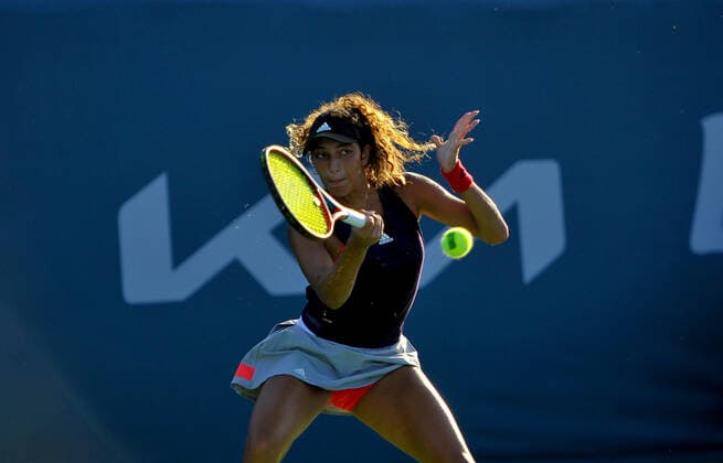 Jasmin Open Tennis Tournament 2022 In Tunisia Yasmine Mansouri of French in action against Magdalena Frech of Poland in the Women s Singles of round 32 match at Monastir Stadium during the Jasmin Open Tennis tournament 2022 in Tunisia on October 04,2022. Monastir Tunisia  Copyright: xYassinexMahjoubx originalFilename:mahjoub-notitle221004_npmpx.jpg