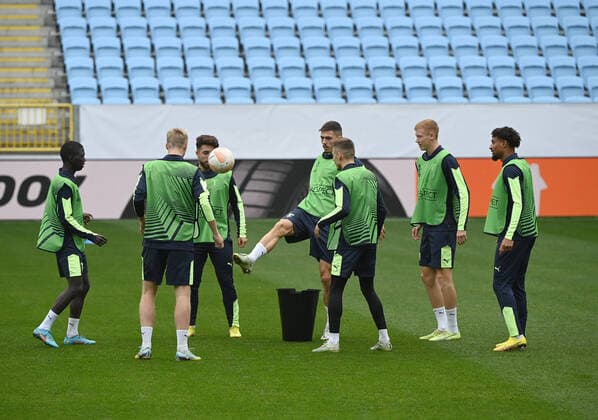 Fussball, Herren, Saison 2022 2023, Europa League, Malmö FF - 1. FC Union Berlin (Gruppenphase, Gruppe D, 3. Spieltag), Training von Malmö am Tag vor dem Spiel im Eleda Stadium, bei der Erwärmung versuchten die Speiler von Malmö gruppenweise den Ball in den Eimer zu jonglieren, 05.10. 2022, Copyright: xMatthiasxKochx