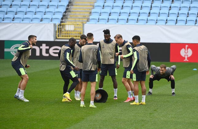 Fussball, Herren, Saison 2022 2023, Europa League, Malmö FF - 1. FC Union Berlin (Gruppenphase, Gruppe D, 3. Spieltag), Training von Malmö am Tag vor dem Spiel im Eleda Stadium, bei der Erwärmung versuchten die Speiler von Malmö gruppenweise den Ball in den Eimer zu jonglieren, 05.10. 2022, Copyright: xMatthiasxKochx