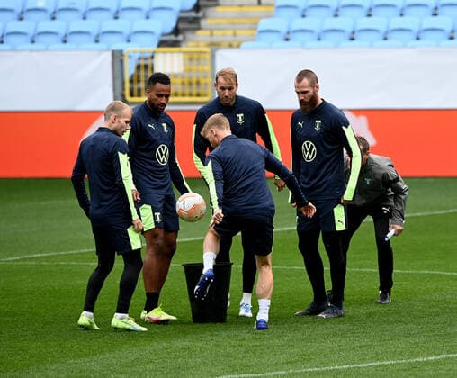 Fussball, Herren, Saison 2022 2023, Europa League, Malmö FF - 1. FC Union Berlin (Gruppenphase, Gruppe D, 3. Spieltag), Training von Malmö am Tag vor dem Spiel im Eleda Stadium, bei der Erwärmung versuchten die Speiler von Malmö gruppenweise den Ball in den Eimer zu jonglieren, 05.10. 2022, Copyright: xMatthiasxKochx