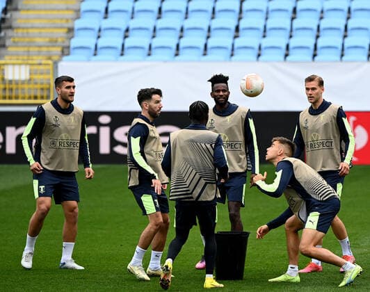 Fussball, Herren, Saison 2022 2023, Europa League, Malmö FF - 1. FC Union Berlin (Gruppenphase, Gruppe D, 3. Spieltag), Training von Malmö am Tag vor dem Spiel im Eleda Stadium, bei der Erwärmung versuchten die Speiler von Malmö gruppenweise den Ball in den Eimer zu jonglieren, 05.10. 2022, Copyright: xMatthiasxKochx