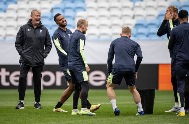 MALMÖ 2022-10-05 MFF:s tränare Åge Haride, Isaac Kiese Thelin och Ola Toivonen (t h) vid onsdagens träning pa Malmö Stadion inför Uefa Europa League matchen mot Union Berlin. MALMÖ SVERIGE x50090x