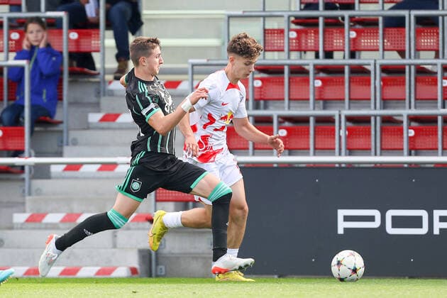 RB Leipzig U19 - Glasgow U19 05.10.2022 Leipzig, 05.10.2022, RBL Trainingszentrum am Cottaweg, Fußball, Saison 2022 2023, U19 Junioren, UEFA Youth League, Gruppenphase , RB Leipzig U19 - Celtic Glasgow U19 , Im Bild v.l.: Rocco Vata (69, Celtic) und Tim Meyer (15, RB Leipzig) , UEFA regulations prohibit any use of photographs as image sequences and or quasi-video. , *** RB Leipzig U19 Glasgow U19 05 10 2022 Leipzig, 05 10 2022, RBL Trainingszentrum am Cottaweg, Football, 2022 2023 season, U19 Juniors, UEFA Youth League, Group Stage , RB Leipzig U19 Celtic Glasgow U19 , Pictured v l Rocco Vata 69, Celtic and Tim Meyer 15, RB Leipzig , UEFA regulations prohibit any use of photographs as image sequences and or quasi video ,