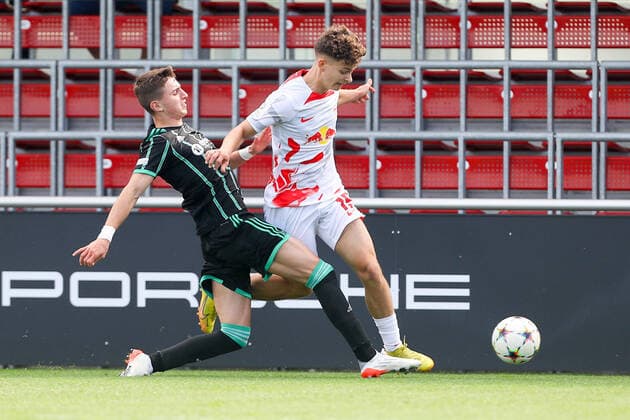 RB Leipzig U19 - Glasgow U19 05.10.2022 Leipzig, 05.10.2022, RBL Trainingszentrum am Cottaweg, Fußball, Saison 2022 2023, U19 Junioren, UEFA Youth League, Gruppenphase , RB Leipzig U19 - Celtic Glasgow U19 , Im Bild v.l.: Rocco Vata (69, Celtic) und Tim Meyer (15, RB Leipzig) , UEFA regulations prohibit any use of photographs as image sequences and or quasi-video. , *** RB Leipzig U19 Glasgow U19 05 10 2022 Leipzig, 05 10 2022, RBL Trainingszentrum am Cottaweg, Football, 2022 2023 season, U19 Juniors, UEFA Youth League, Group Stage , RB Leipzig U19 Celtic Glasgow U19 , Pictured v l Rocco Vata 69, Celtic and Tim Meyer 15, RB Leipzig , UEFA regulations prohibit any use of photographs as image sequences and or quasi video ,