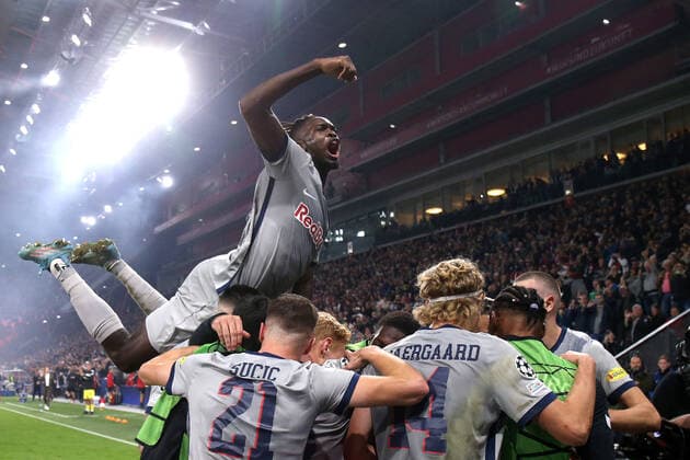 Sport Themen der Woche KW40 Sport Bilder des Tages FC Salzburg v Dinamo Zagreb: Group E - UEFA Champions League SALZBURG, AUSTRIA - OCTOBER 05: Oumar Solet of RB Salzburg celebrates a goal with teammates during the UEFA Champions League group E match between FC Salzburg and Dinamo Zagreb at Football Arena Salzburg on October 5, 2022 in Salzburg, Austria. MatijaxHabljak PIXSELL