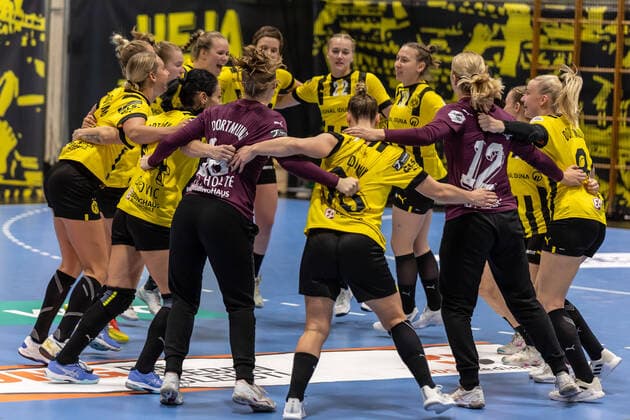 Sport Themen der Woche KW40 Sport Bilder des Tages Handball I Frauen I 1. Bundesliga I Saison 2022 23 I 4. Spieltag I Borussia Dortmund - VFL Oldenburg I 05.10.2022 BVB Mannschaft feiert den Sieg Dortmund Halle Wellinghofen NRW Deutschland *** Handball I Women I 1 Bundesliga I season 2022 23 I 4 matchday I Borussia Dortmund VFL Oldenburg I 05 10 2022 BVB team celebrates victory Dortmund Halle Wellinghofen NRW Germany Copyright: xLobeca PatrickxSuephkex