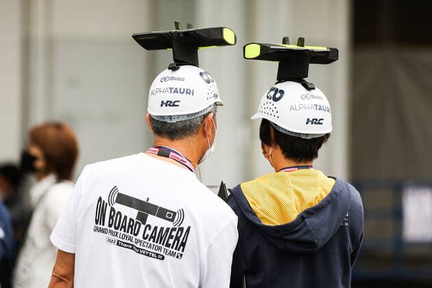 spectators, fans of Scuderia AlphaTauri, with a fake F1 onboard camera on the head during the Formula 1 Honda Japanese Grand Prix 2022, 18th round of the 2022 FIA Formula One World Championship, WM, Weltmeisterschaft from October 7 to 9, 2022 on the Suzuka International Racing Course, in Suzuka, Mie Prefecture, Japan - F1 - JAPANESE GRAND PRIX 2022 DPPI Panoramic  00122041_AV6_6892