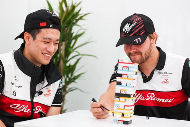 Sport Bilder des Tages ZHOU Guanyu (chi), Alfa Romeo F1 Team ORLEN C42, BOTTAS Valtteri (fin), Alfa Romeo F1 Team ORLEN C42, portrait playing Sushi Jenga game during the Formula 1 Honda Japanese Grand Prix 2022, 18th round of the 2022 FIA Formula One World Championship, WM, Weltmeisterschaft from October 7 to 9, 2022 on the Suzuka International Racing Course, in Suzuka, Mie Prefecture, Japan - F1 - JAPANESE GRAND PRIX 2022 DPPI Panoramic 00122041_AV6_7023