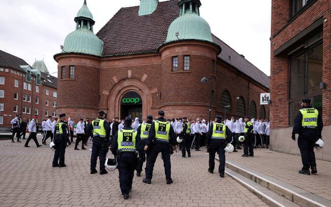 MALMÖ 20221006 Kravaller med Berlinfans utanför kommunhuset i Malmö inför kvällens fotbollsmatch i Europa League mellan Malmö FF och Union Berlin Malmö Sverige x10600x